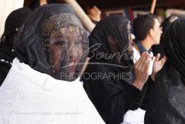 Image du Maroc Professionnelle de  La mariée est assise devant une tente durant la célébration de son mariage au moussem de Tan Tan, qui est organisé dans un site désertique sur lequel la ville de Tan Tan a toujours accueilli la majorité des tribus et des grandes familles nomades du désert lors d'un grand moussem, Samedi 24 Mars 2012. (Photo / Abdeljalil Bounhar)
 